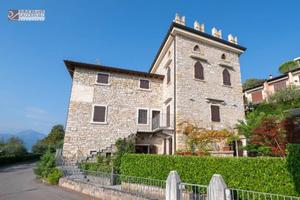 Appartamento di 165 m² con 4 locali e box auto a T