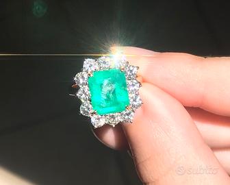 Anello oro con smeraldo e diamanti