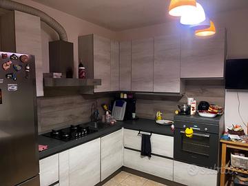 Cucina angolare 2,30 mt x 2,10 mt (4 anni di vita)