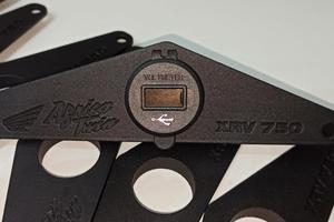 Honda Africa Twin 750 RD07a -Supporto USB e presa
