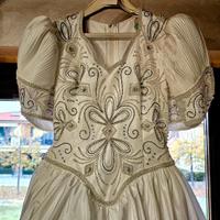 Abito largo da sposa lucido e pregiato