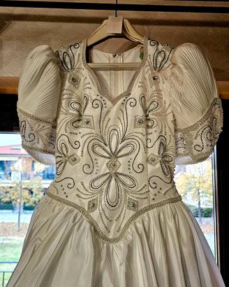 Abito largo da sposa lucido e pregiato