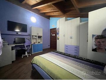 Cameretta completa con letto a una piazza e mezza