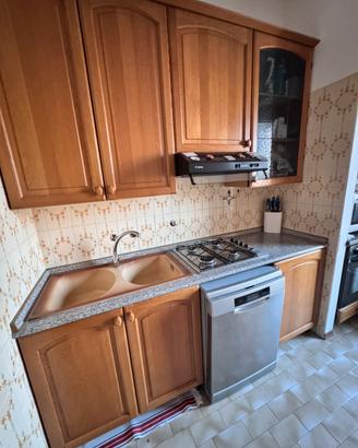 Cucina con elettrodomestici + lavastoviglie