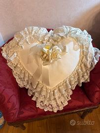 Cuscino ricamato a forma di cuore