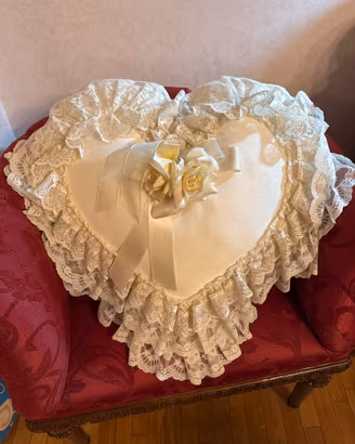 Cuscino ricamato a forma di cuore
