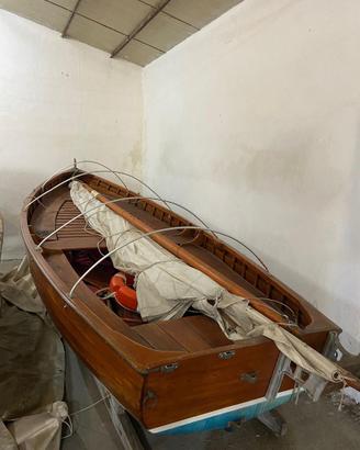 Barca a vela latina in legno