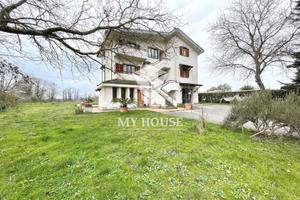 Villa di 350 m² con più di 5 locali e box auto a P