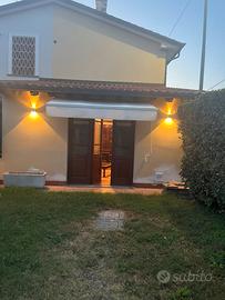 bifamiliare con giardino in versilia