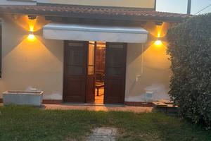 bifamiliare con giardino in versilia