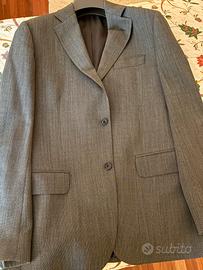 Abito uomo a righe grigio gessato.