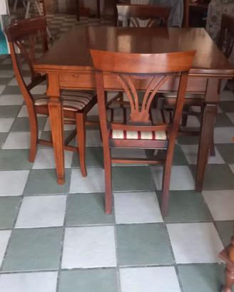 tavolo in legno con sedie