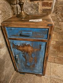 Comodino vintage in legno con finitura blu