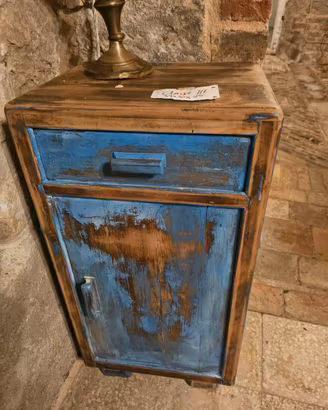 Comodino vintage in legno con finitura blu
