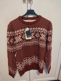 Maglione caldo , rosso, stile natalizio .