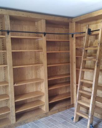 libreria in abete vecchio cerato con ripiani scala