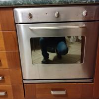 Cucina completa con forno, fornello e lavabo