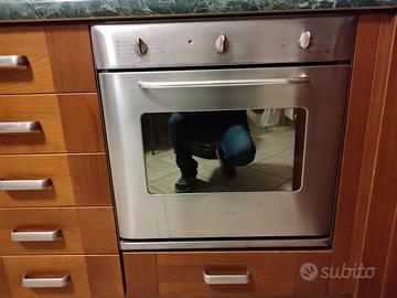 Cucina completa con forno, fornello e lavabo