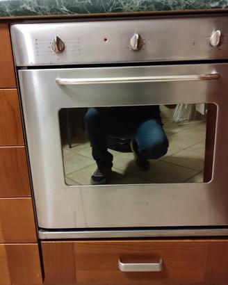 Cucina completa con forno, fornello e lavabo
