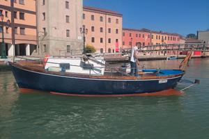 Gozzo scafo in vetroresina