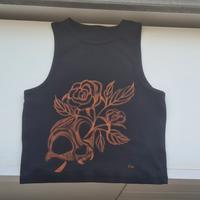 tank top con design in candeggina 