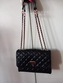Borsa Guess trapuntata.
