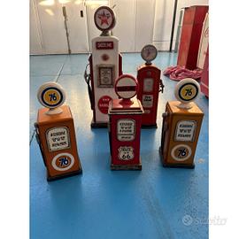 5 soprammobili raffiguranti pompe di benzina