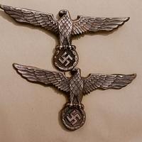 coppia di decorazioni per casco coloniale tedesco 