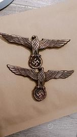 coppia di decorazioni per casco coloniale tedesco 