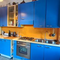 Cucina con elettrodomestici