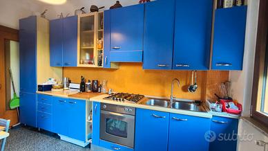 Cucina con elettrodomestici