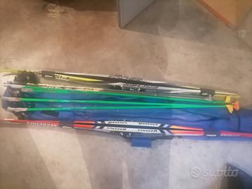 Coppia sci da fondo e tripli bastoncini carboni