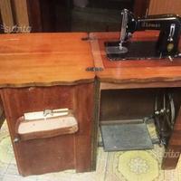 Macchina per cucire con mobile vintage