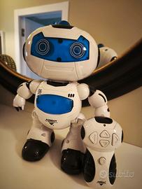 robottino elettronico con telecomando 