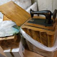 Mobile in radica con macchina Singer originale