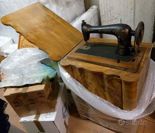Mobile in radica con macchina Singer originale