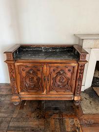 Credenza stile Rinascimento indicata per bagno