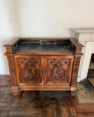 Credenza stile Rinascimento indicata per bagno