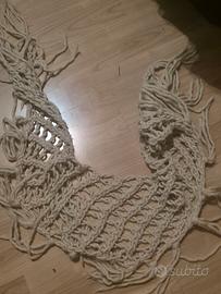 Scialle in lana fatto a mano