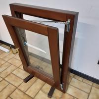 Piccola finestra  più cancelletto in acciaio