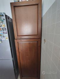 Cucina con elettrodomestici