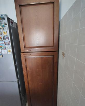 Cucina con elettrodomestici