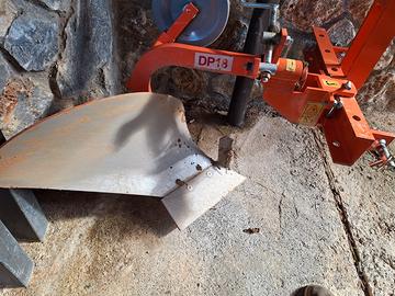 Aratro monovomere per piccolo trattore