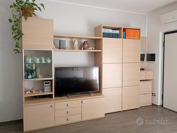 Parete attrezzata soggiorno e mobile guardaroba