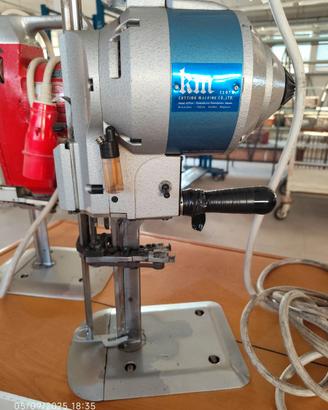Taglierina verticale per tessuti marca KM