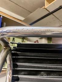 Chaise longue LC4 nera di Le Courbusier