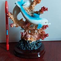 Soprammobile con delfini