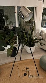 Lampada da terra treppiede stile cinematografico