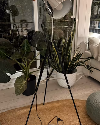 Lampada da terra treppiede stile cinematografico