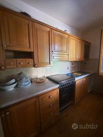 Cucina classica finitura noce chiaro. Buon usato.
